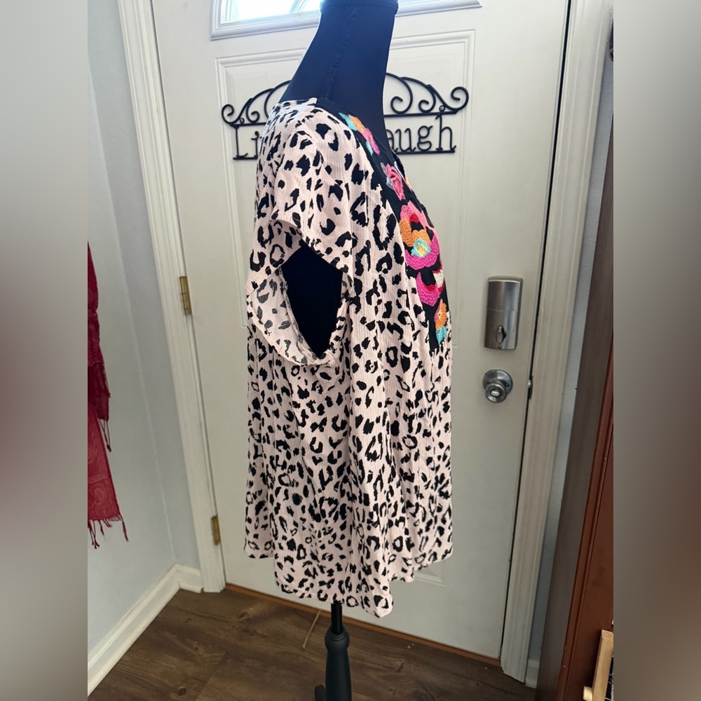 Savanna Jane v neck boho tunic cheetah floral embroidery size 1X - Picture 3 of 7